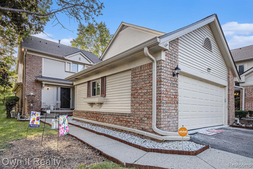 Pebble Park Cir, West Bloomfield, MI 48322