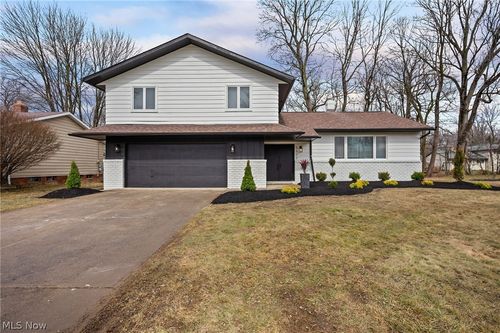 5577 Kilbourne Dr, Lyndhurst, OH, 44124-3829 | Card Image