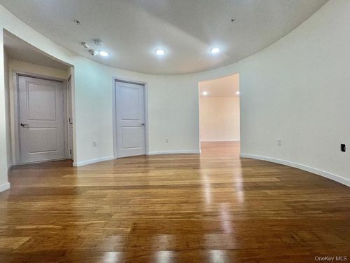 4-c-55 S Middle Neck Road, North Hempstead, NY, 11021 | Card Image