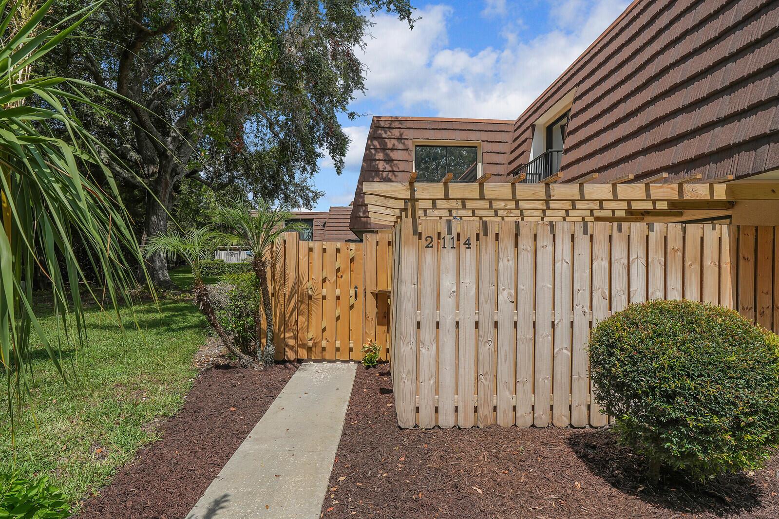 21st Ln, Palm Beach Gardens, FL 33418