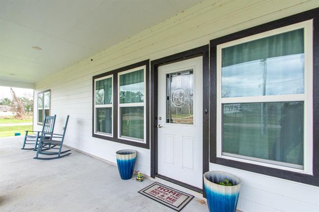 202 Horse Shoe Trl, House other with 3 bedrooms, 2 bathrooms and 2 parking in Angleton TX | Image 4