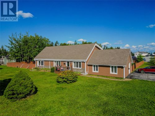 380-380A Gander Bay Rd, House with 3 bedrooms, 2 bathrooms and null parking in Gander NL | Card Image