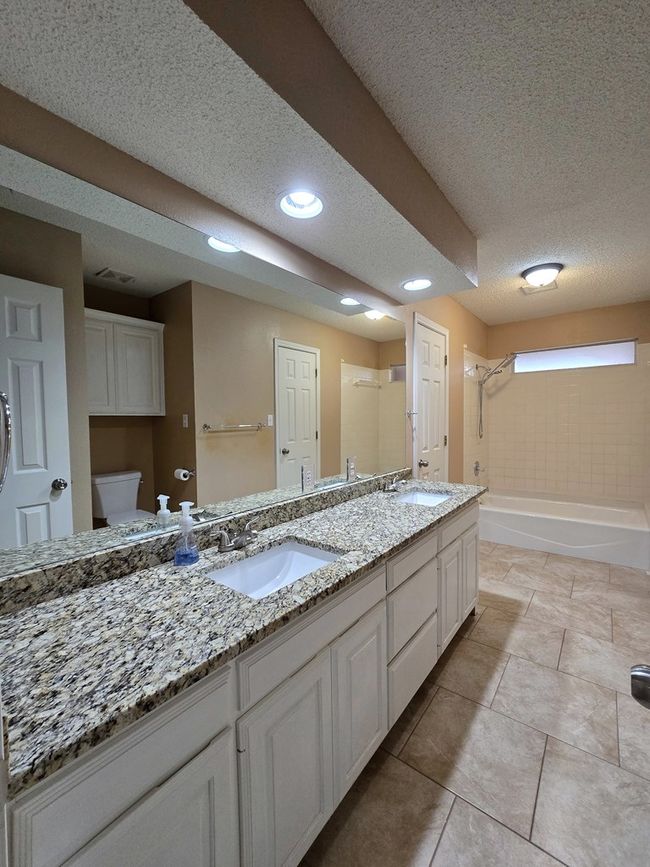 Hall Bathroom | Image 28