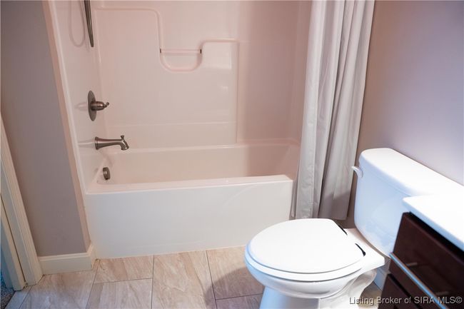 Guest bath with tub/shower combo | Image 7
