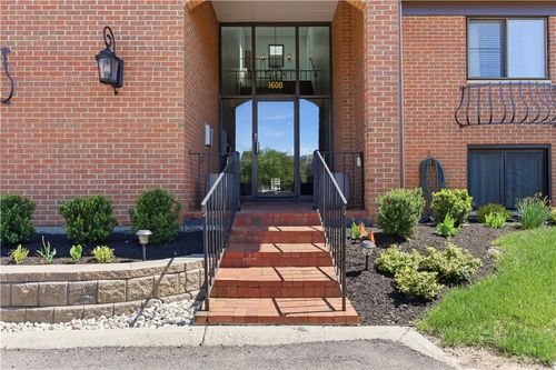 27-1600 Pine Tree Ln, West Carrollton, OH, 45449-2570 | Card Image