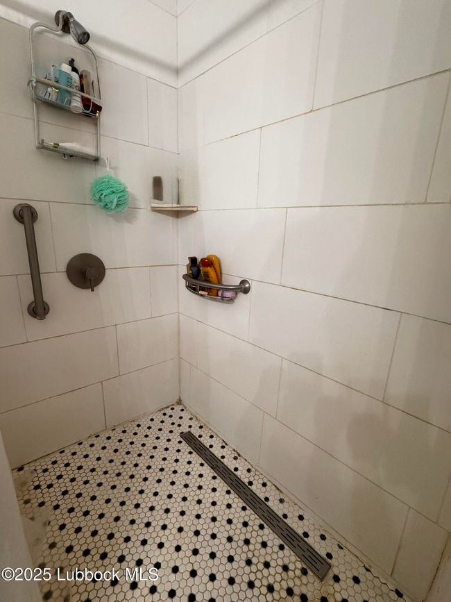 Large walk in shower! | Image 14