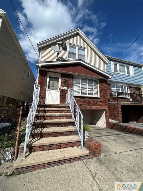 135 W 51st St, Bayonne, NJ, 07002-3118 | Card Image