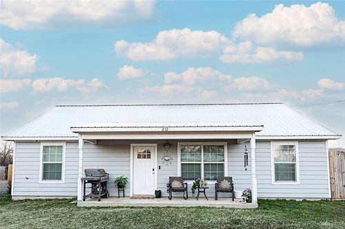 212 E Clay St, Bowie, TX, 76230-5533 | Card Image