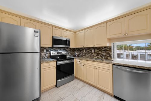 c304-483 N Pine Island Rd, Plantation, FL, 33324-7813 | Card Image