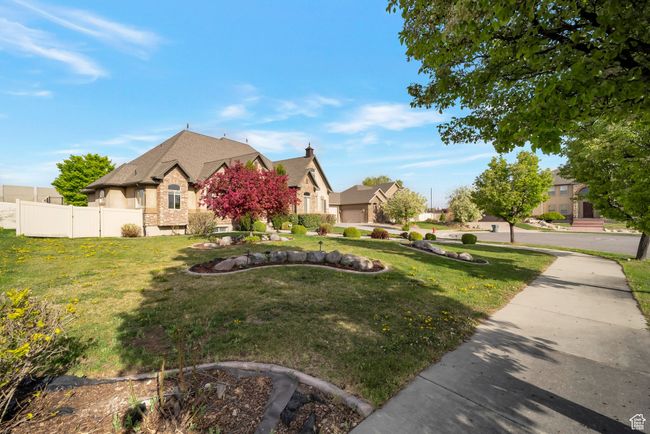 Exterior space featuring stucco siding, fence, and a front yard | Image 40