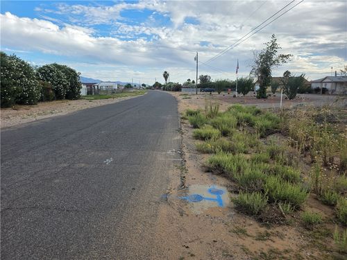 683 S San Pedro Rd, Golden Valley, AZ, 86413-8701 | Card Image