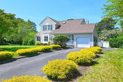 8 Thunder Rd, Miller Place, NY, 11764-3139 | Card Image