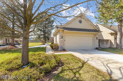 42817 Christina Drive, Condo with 3 bedrooms, 3 bathrooms and null parking in Sterling Heights MI | Image 2