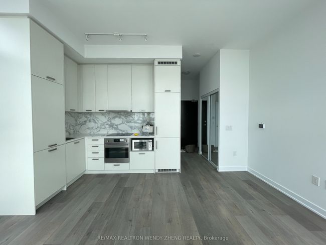 2102 - 38 Honeycrisp Cres, Condo with 2 bedrooms, 1 bathrooms and null parking in Concord ON | Image 4