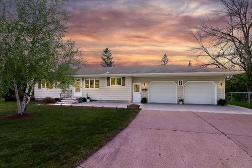 101 Sunset Dr, Belle Plaine, MN, 56011-1115 | Card Image