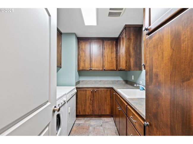 380 Mountaingate Dr, House other with 3 bedrooms, 3 bathrooms and 3 parking in Springfield OR | Image 27