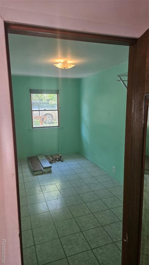 5820 Mack Rd, Howell, MI, 48855-7285 | Card Image