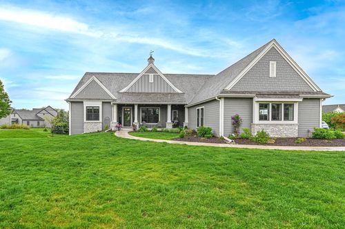 W248N2151 Kettle Cove Court, PEWAUKEE, WI, 53072 | Card Image