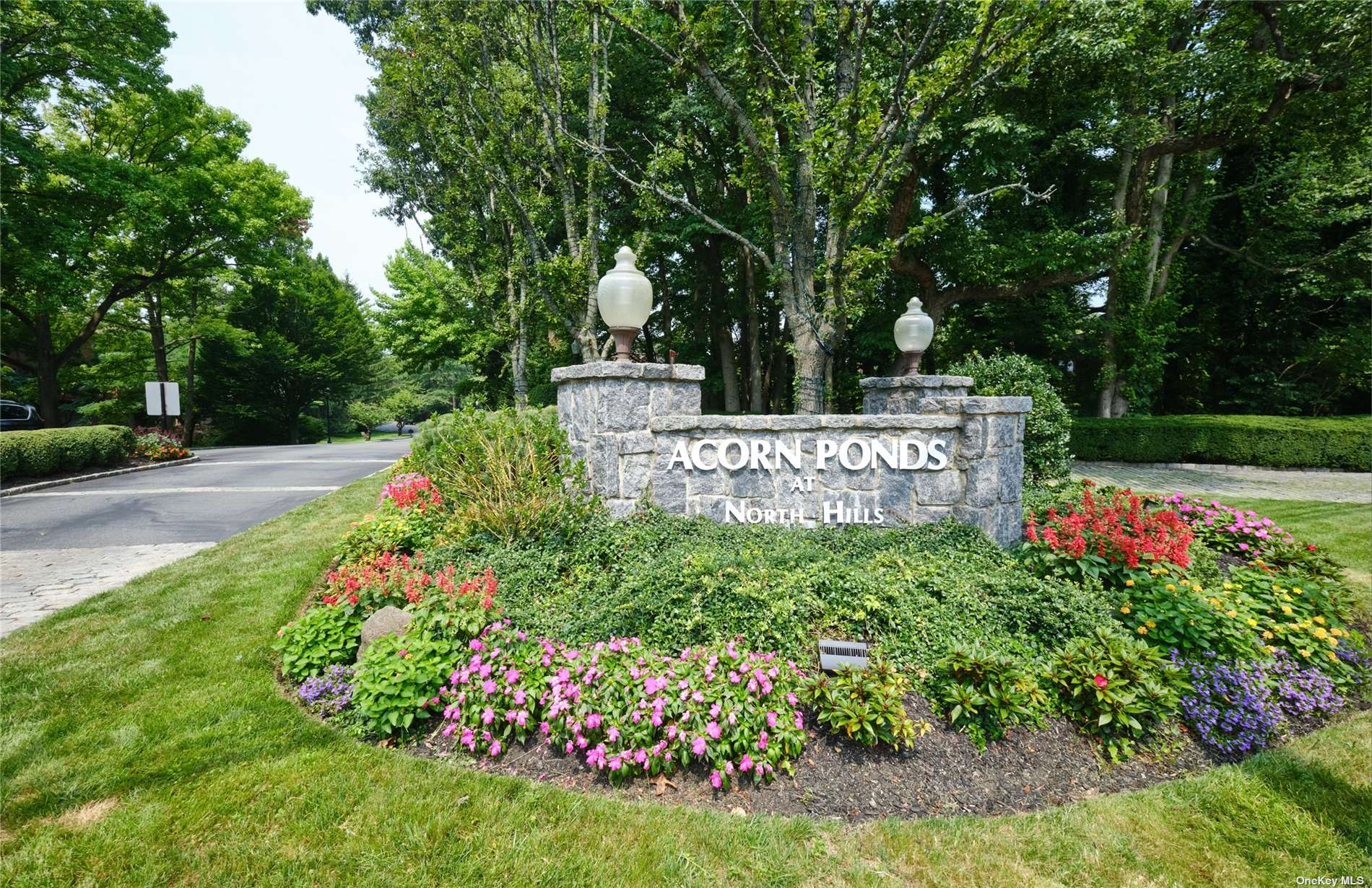 Chestnut Hl, Roslyn, NY 11576