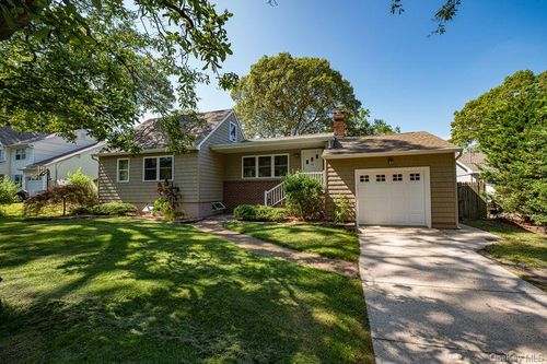 11 Oceanside Dr, Sound Beach, NY, 11789-1115 | Card Image