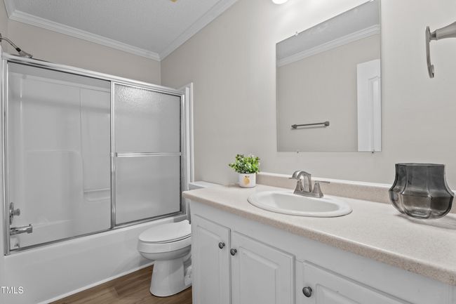 Hallway Bathroom | Image 28