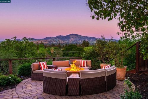 11 Dale Court, Lafayette, CA, 94595 | Card Image