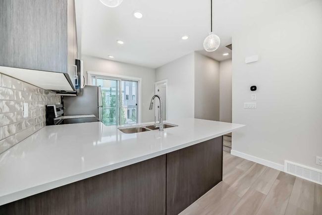 214 Shawnee Square Sw, Townhouse with 2 bedrooms, 3 bathrooms and 3 parking in Calgary AB | Image 10