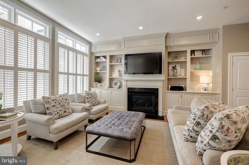 712 Bracey Ln, ALEXANDRIA, VA, 22314-6245 | Card Image
