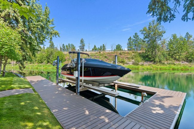 Boat lift with in water algae sweeper | Image 34