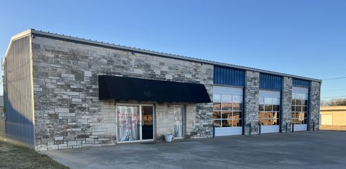 211 N Bridge St, Henrietta, TX, 76365-2805 | Card Image