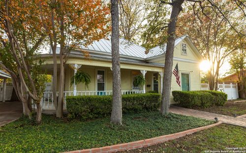 805 20th St, Hondo, TX, 78861-2408 | Card Image