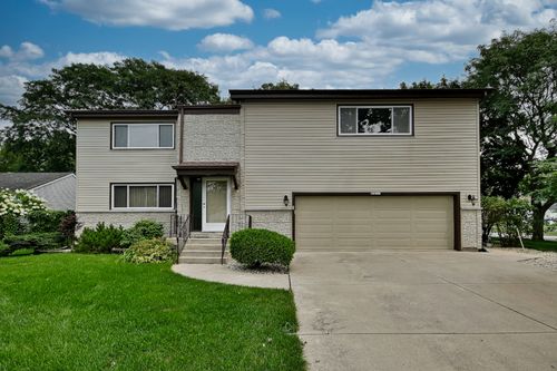 8039 Geneva St, Woodridge, IL, 60517-3738 | Card Image