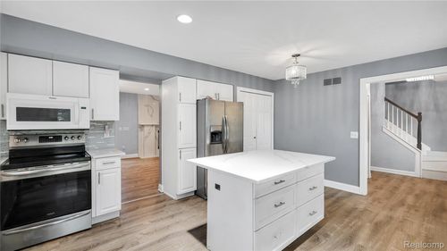 6596 Corral Ct, West Bloomfield, MI, 48324-3725 | Card Image