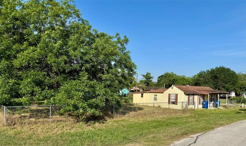 910 E E St, Eagle Lake, TX, 77434-2632 | Card Image