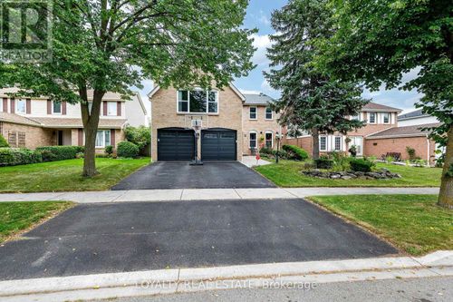 52 Newcastle Cres, House with 4 bedrooms, 7 bathrooms and 4 parking in Brampton ON | Card Image