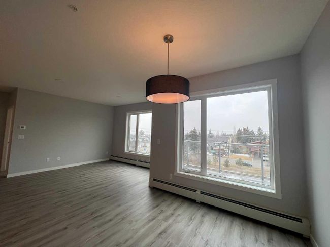 412 - 200 Shawnee Square Sw, Home with 3 bedrooms, 2 bathrooms and 1 parking in Calgary AB | Image 3
