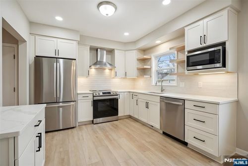 295 Georgian Dr, Paramus, NJ, 07652-4220 | Card Image