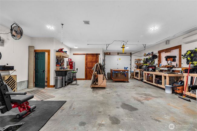 Oversized garage, fits 4 cars | Image 28
