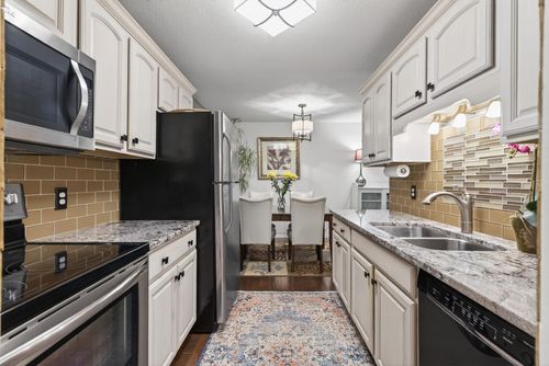 216-215 Barry Ave S, Wayzata, MN, 55391-1647 | Card Image