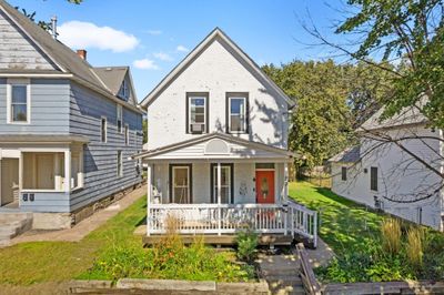 Home is south facing, allowing tons of sunlight in! | Image 2