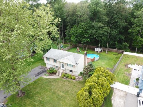 77 Forest Dr, Pompton Plains, NJ, 07444-1516 | Card Image