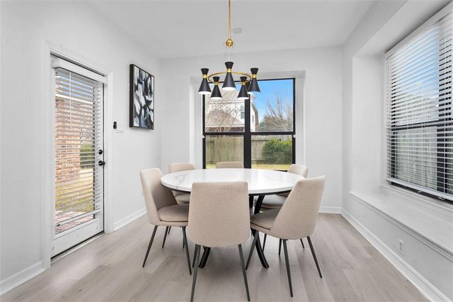 The breakfast room off the kitchen allows for a large table and extra seating. | Image 15