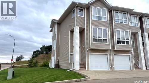 1 - 697 Sun Valley Dr, Townhouse with 4 bedrooms, 4 bathrooms and null parking in Estevan SK | Card Image