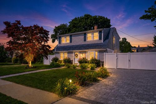 28 Crabtree Ln, Levittown, NY, 11756-1512 | Card Image