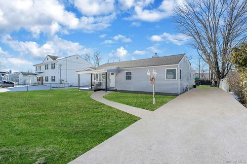 22 Eisenhower Ave, Brentwood, NY, 11717-3317 | Card Image