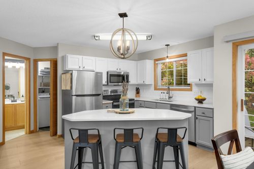 547 Mission Hills Way W, Chanhassen, MN, 55317-7701 | Card Image