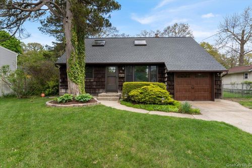 33 W Lakeland Street, Islip, NY, 11706 | Card Image