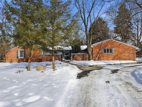 1063 Avon Cir E, Rochester Hills, MI, 48309-3014 | Card Image