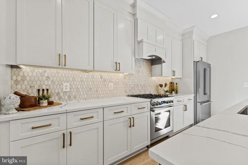 103 E Oxford Ave, ALEXANDRIA, VA, 22301-1331 | Card Image