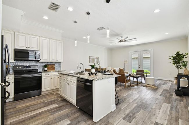 Open, airy living areas | Image 11